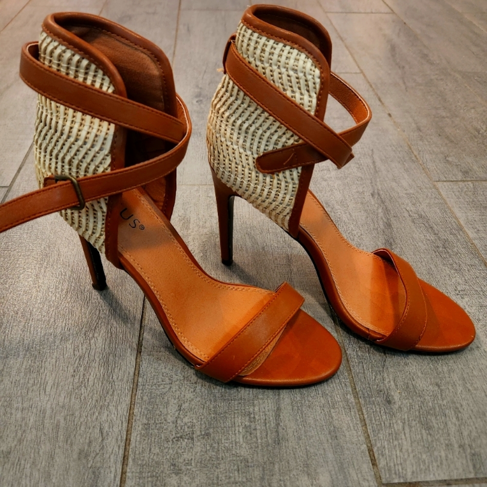 Venus High Heals with interlace ratan. SIizr 8 1/2